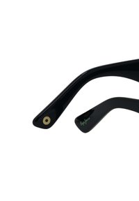 Čierne slnečné okuliare so štýlovým plastovým rámom, s kovovými zlatými detailmi na ramene a jemným zeleným logom.