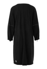 Schwarzes Kleid mit langen, gepufften Ärmeln und elastischen Bündchen. Es verfügt über eine gerade Silhouette und kontrastierende weiße Nähte entlang der Nähte.