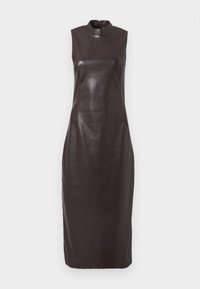 Mouwloze, donkerbruine leren jurk met een hoge halslijn, aansluitend ontwerp en rechte silhouet. Gladde textuur en minimale details.