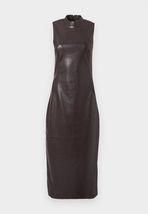 Robe sans manches en cuir marron foncé avec un col haut, une coupe ajustée et une silhouette droite. Texture lisse et détails minimaux.