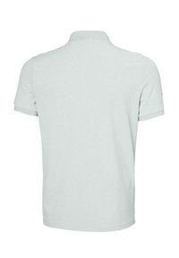 Polo de manga corta en gris claro con cuello doblado, diseño limpio en la parte trasera y textura suave. Estilo minimalista sin logotipos visibles.