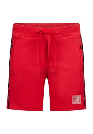 Rote Baumwollshorts mit elastischem Bund, Kordelzug, seitlichen Taschen und schwarzen Seitenelementen mit Schriftzug. Enthält ein Logopatch am Bein.