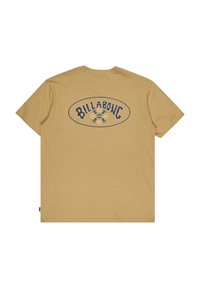 Beige katoenen t-shirt met een ronde achterkantafbeelding waarop "Billabong" in vetgedrukte zwarte letters en kleurrijke accenten staat. Standaard pasvorm en korte mouwen.