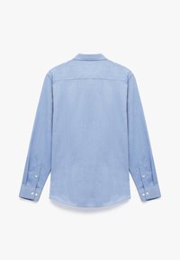 Jasnoniebieska koszula z długim rękawem wykonana z teksturowanej tkaniny, z klasycznym kołnierzykiem, mankietami na guziki i zaokrąglonym dołem. Tył bez nadruków ani logo.