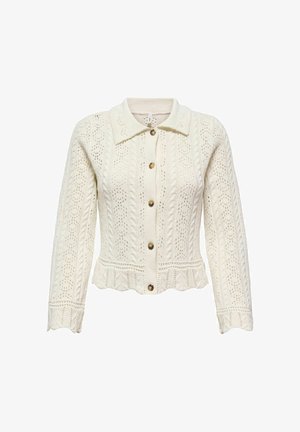 Pletena kremasta kardigan s ovratnikom, prednjim dijelom s gumbima i rubom s valovitim detaljima. Uzorak s teksturom koji uključuje proreze i pletene ukrase u obliku kabela.