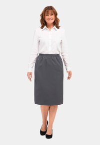 Grijze knielange rok met elastische tailleband en zijzakken, gecombineerd met een witte blouse met knopen. Soepele stoftextuur, slim fit ontwerp.