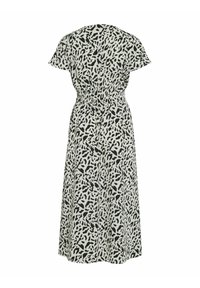 Maxi sukienka wykonana z lekkiego materiału w czarno-białym abstrakcyjnym wzorze. Posiada krótkie rękawy oraz elastyczny pas, co zapewnia luźny krój.