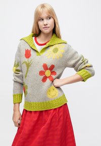 Pulover tricotat cu guler larg verde și modele florale colorate în roșu, galben și verde. Bază gri, tiv și manșete cu nervuri.