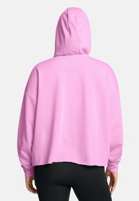 Sudadera con capucha rosa de diseño cropped, fabricada en un tejido suave. Presenta hombros caídos y una textura lisa. Sin patrones visibles.