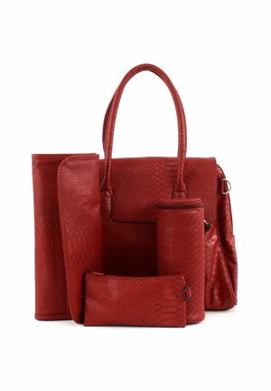 Ensemble de sacs en faux cuir rouge avec un design en relief de serpent, comprenant un grand tote, une pochette de taille moyenne et deux petits accessoires.