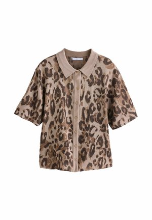 Beige skjorte med korte ærmer med brun og mørkebrun leopardprint, knappelukning foran og en beige krave.