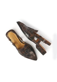 Braune Slingback-Schuhe mit Leopardenmuster, niedrigem Blockabsatz, Ausschnitten und strukturiertem Finish, ausgestattet mit einem verstellbaren Knöchelriemen.