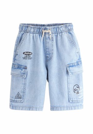 Jasnoniebieskie dżinsowe szorty cargo z elastycznym paskiem, sznurkiem do regulacji, bocznymi kieszeniami oraz czarnym nadrukiem tekstu i symboli na przednich kieszeniach.