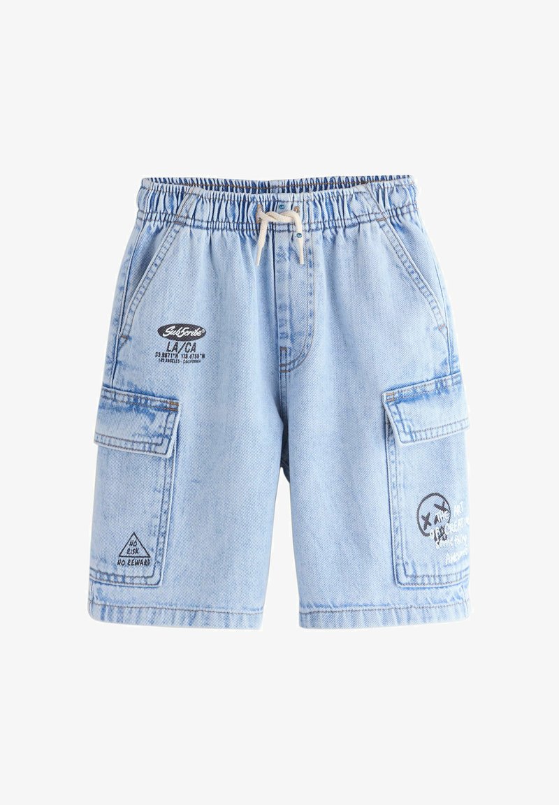 Shorts cargo en denim bleu clair avec taille élastique, cordon de serrage, poches latérales et texte noir imprimé ainsi que des symboles sur les poches avant.