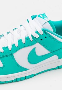 Nike Sportswear DUNK LOW RETRO - Sneakers basse - white/clear jade