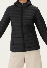 Czarna, pikowana kurtka na zamek z kapturem. Posiada poziome przeszycia, boczne kieszenie oraz gładką, lekką tkaninę zapewniającą izolację.