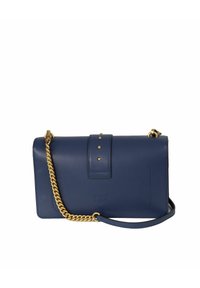 Mornarska usnjena torba čez ramo z zlatim verižnim naramnicami, zaponko na pokrovu, dekorativnimi čepi in embosiranim logotipom. Gladka tekstura in pravokotna oblika.