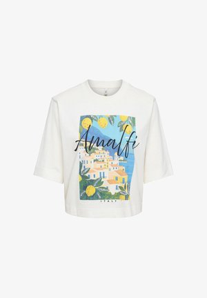 T-shirt blanc court avec un imprimé coloré représentant une ville de la côte Amalfitaine, des citrons et de la verdure, avec les textes « Amalfi » et « Italy » sur le devant.