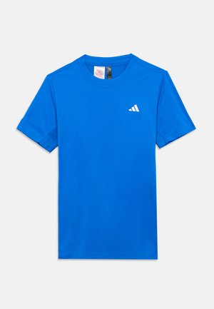 T-shirt atletica blu realizzata in tessuto liscio e leggero. Presenta maniche corte e un logo diagonale bianco sul petto a sinistra.