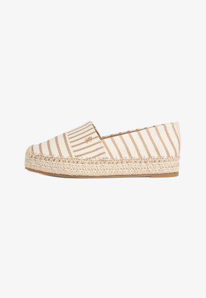 Beige-weiß gestreifte Espadrille mit geflochtener Jutesohle und kleinem goldenen Logo auf dem Obermaterial, flacher Absatz, zum Hineinschlüpfen.
