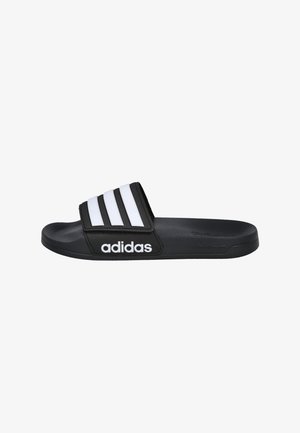 Sandalia tipo chancla negra de Adidas con franjas blancas en la correa y el logo de Adidas en el lateral.
