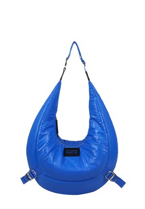 Blau gepolsterte Hobo-Tasche mit glänzender Oberfläche, ausgestattet mit einem breiten Tragegurt, einem Reißverschluss und einem rechteckigen Etikett auf der Vorderseite.