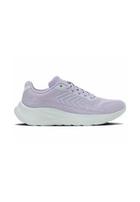 Baskets de sport K-Swiss de couleur violet clair avec un devant à lacets, une semelle blanche rembourrée et un motif en chevrons sur le côté.