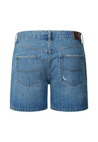 Shorts en jean bleus clairs, avec un design à cinq poches, des coutures traditionnelles et une étiquette en cuir sur la ceinture.