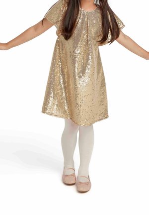 Vestito con paillettes dorate, maniche corte, scollatura tonda e vestibilità ampia. Abbinato a calze chiare e ballerine rosa.