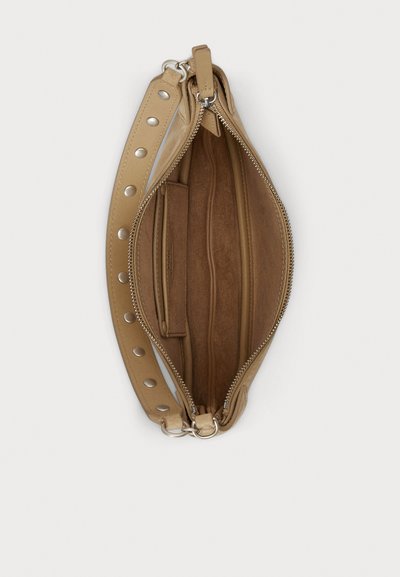 Brązowa skórzana torba z zamkiem błyskawicznym, wewnętrznymi przegródkami oraz paskiem ozdobionym ćwiekami. Miękka tekstura i gładkie wykończenie.