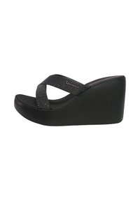 Sandali wedge neri con design a bande incrociate, realizzati in materiale testurizzato con glitter argento, presentano una suola robusta e spessa.