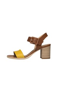 Sandal de tacón marrón y amarillo con una amplia correa con hebilla, punta abierta y un tacón de bloque texturizado de color marrón claro. Cuero suave y plantilla acolchada.
