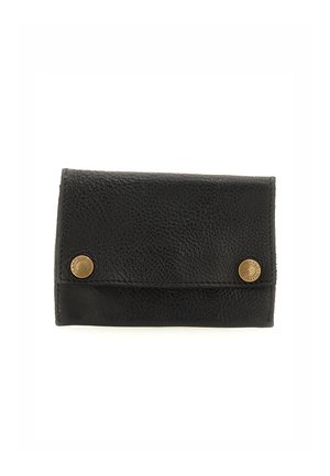 Portafoglio in pelle nera con superficie texture. Chiuso da due bottoni a pressione dorati. Design compatto e orizzontale con un semplice dettaglio di cucitura.