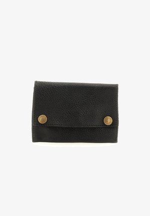 Portafoglio in pelle nera con superficie texture. Chiuso da due bottoni a pressione dorati. Design compatto e orizzontale con un semplice dettaglio di cucitura.