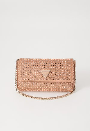 Helle rosa gewebte Handtasche mit silberner Kettenriemen, die über ein dreieckiges Logo-Detail und ein aufwendiges Ausschnittmuster verfügt.