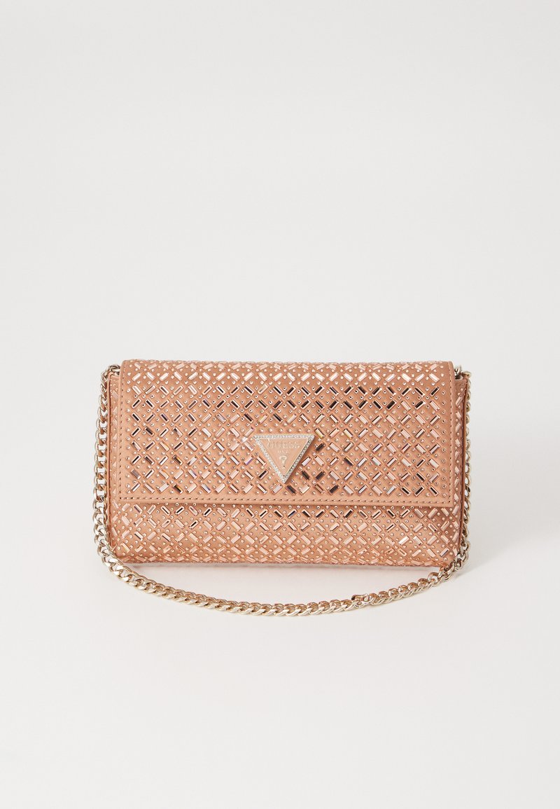 Pala ružičasta tkana torba s srebrnim lancem, koja ima trokutasti logo i složeni izrezani uzorak.