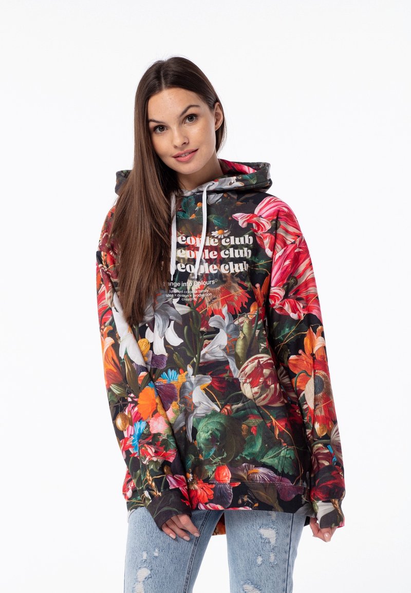 Hooded majica s vibrantnim cvjetnim uzorkom, koja se sastoji od mješavine boja, primjetnih grafika i opuštenog kroja. Mekana tkanina, dugi rukavi.