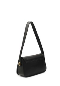 Mustassa nahkassa olkalaukku, jossa on suorakulmainen muoto, pitkä hihna, läppäkiinnitys ja kultasävyinen kääntölukko sivulla.