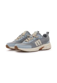 Zapatillas deportivas de malla y gamuza en azul claro y gris con cordones color crema; cuentan con una suela acolchada y un detallado logo prominente en el lateral.