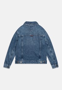 Jeansjacka i blått med en klassisk skärning. Har en spetsig krage, en ryggsöm och två silverfärgade knappdetaljer vid fållen.