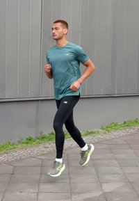 New Balance ESSENTIALS - T-skjorte til trening - new spruce