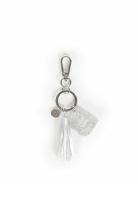Accessorio portachiavi con un moschettone argentato, una nappina in pelle bianca e un charm trasparente luccicante a forma di lettera "B."