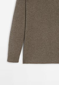 Pull en maille côtelée à manches longues de couleur taupe, présenté de la taille au poignet sur un fond blanc.