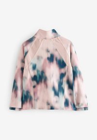 Tričko s dlouhým rukávem v růžovo-modrém tie-dye vzoru. Má límec a elastickou látku, s viditelným švem a hladkým povrchem.