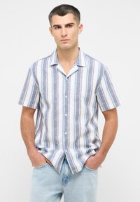 Camisa de manga corta con botones en rayas azul claro, blanco y gris, hecha de lino, con cuello camp y corte relajado.