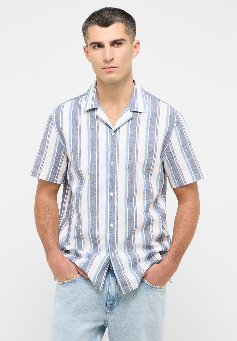 Camisa de manga corta con botones en rayas azul claro, blanco y gris, hecha de lino, con cuello camp y corte relajado.