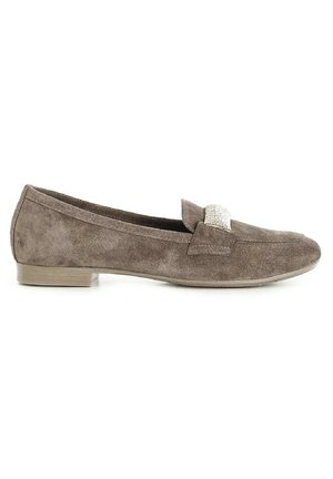 Suede loafers i en dæmpet brun farve med en dekorativ stofdetalje foran og en lav, flad hæl. Glat tekstur hele vejen igennem.