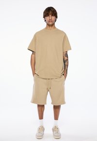 PULL&BEAR - SET BERMUDA SHORTS AND T-SHIRT - Spodnji deli trenirk - sand Miniaturna slika 1