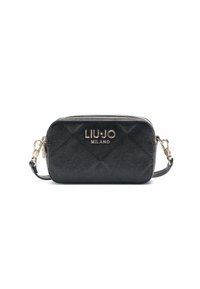 Crni kožni clutch sa patentnim zatvaračem, sadrži kvadratni dizajn, zlatnu hardveru i odvojivu traku. Na prednjoj strani se nalazi "LIU•JO MILANO" logo.