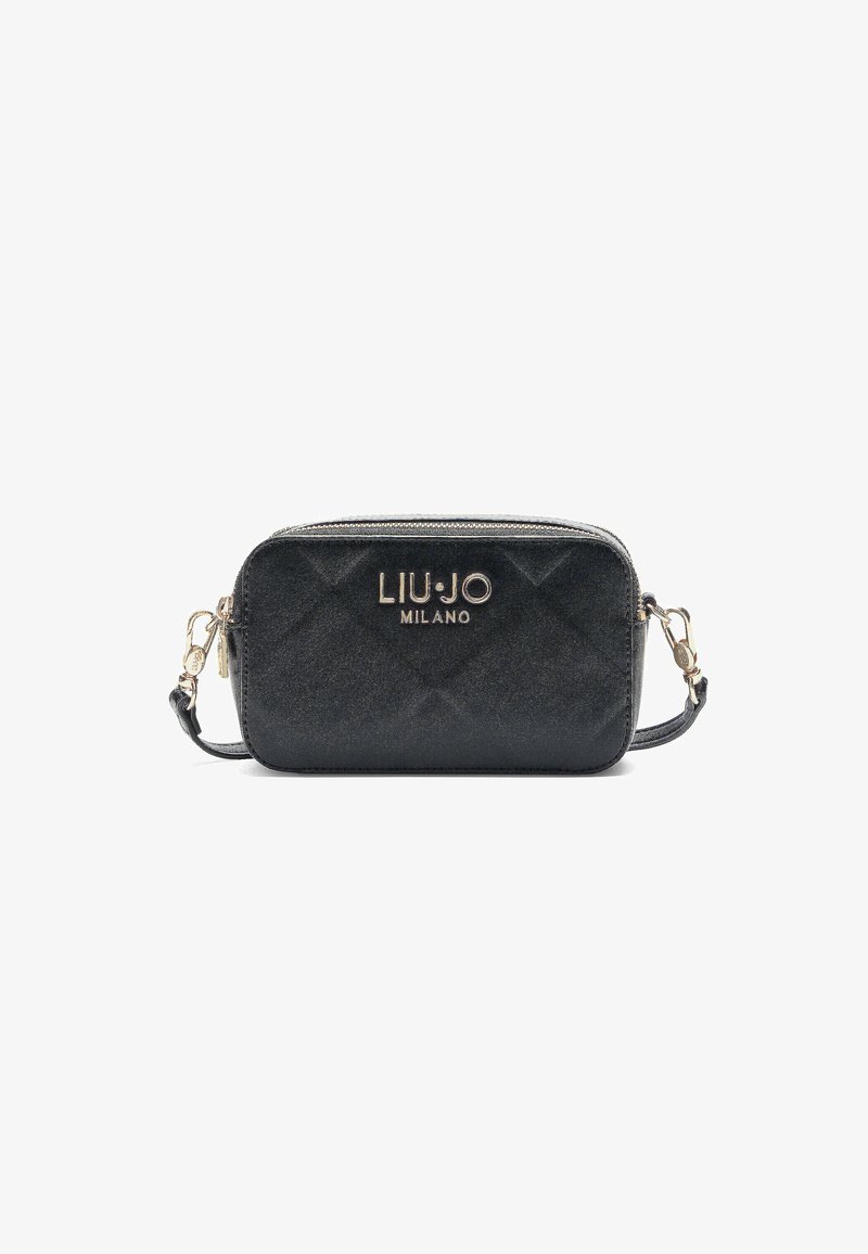 Clutch en cuir noir avec fermeture éclair, design matelassé, quincaillerie dorée et une bandoulière amovible. Présente le logo "LIU•JO MILANO" sur le devant.